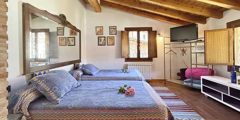 Junior Suite a través del espejo · Villa Liquidámbar II